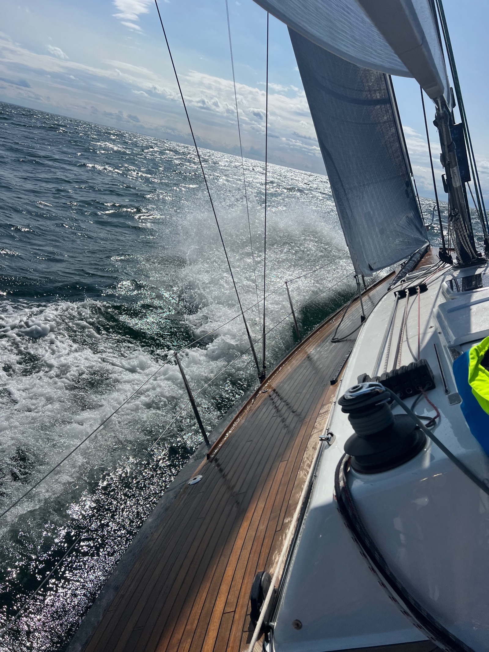 Hart am Wind — Segelyacht mit Teakdeck krängt bei Fahrt durch die Ostsee, Kieler Bucht