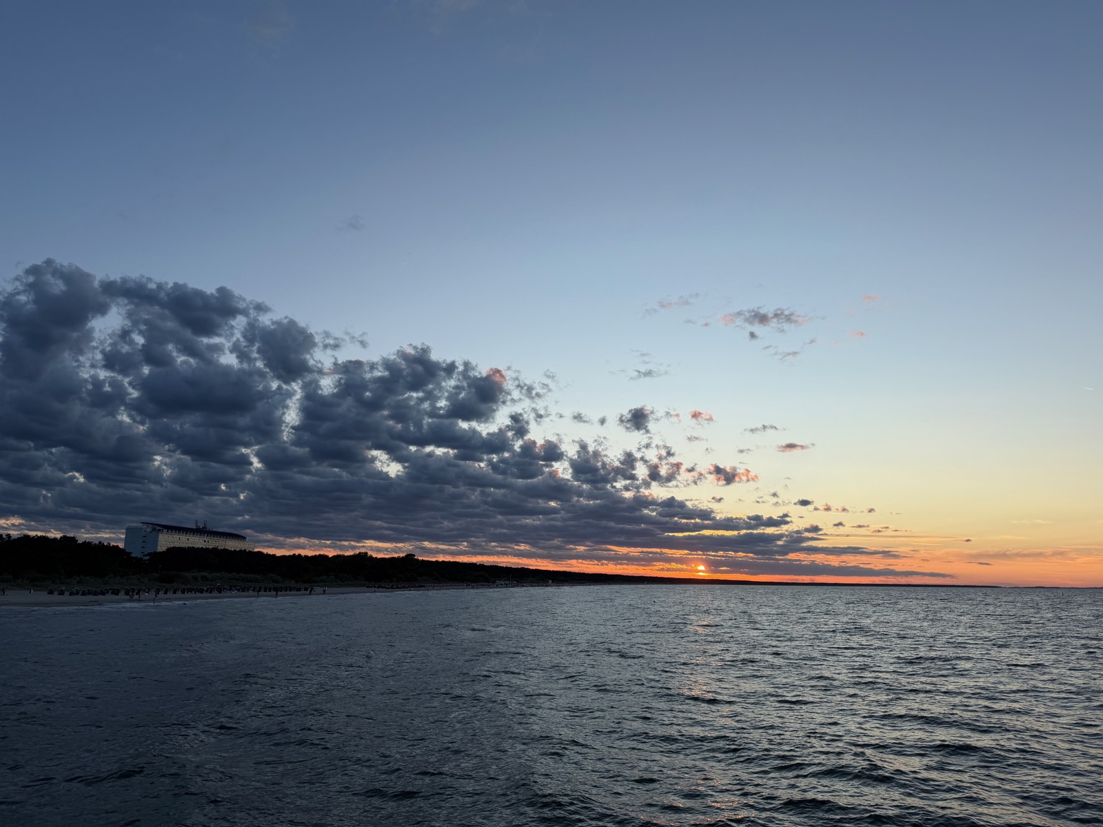 Wolkenspiel — dramatischer Wolkenhimmel über der Ostsee bei Sonnenuntergang, Strand von Zinnowitz auf Usedom