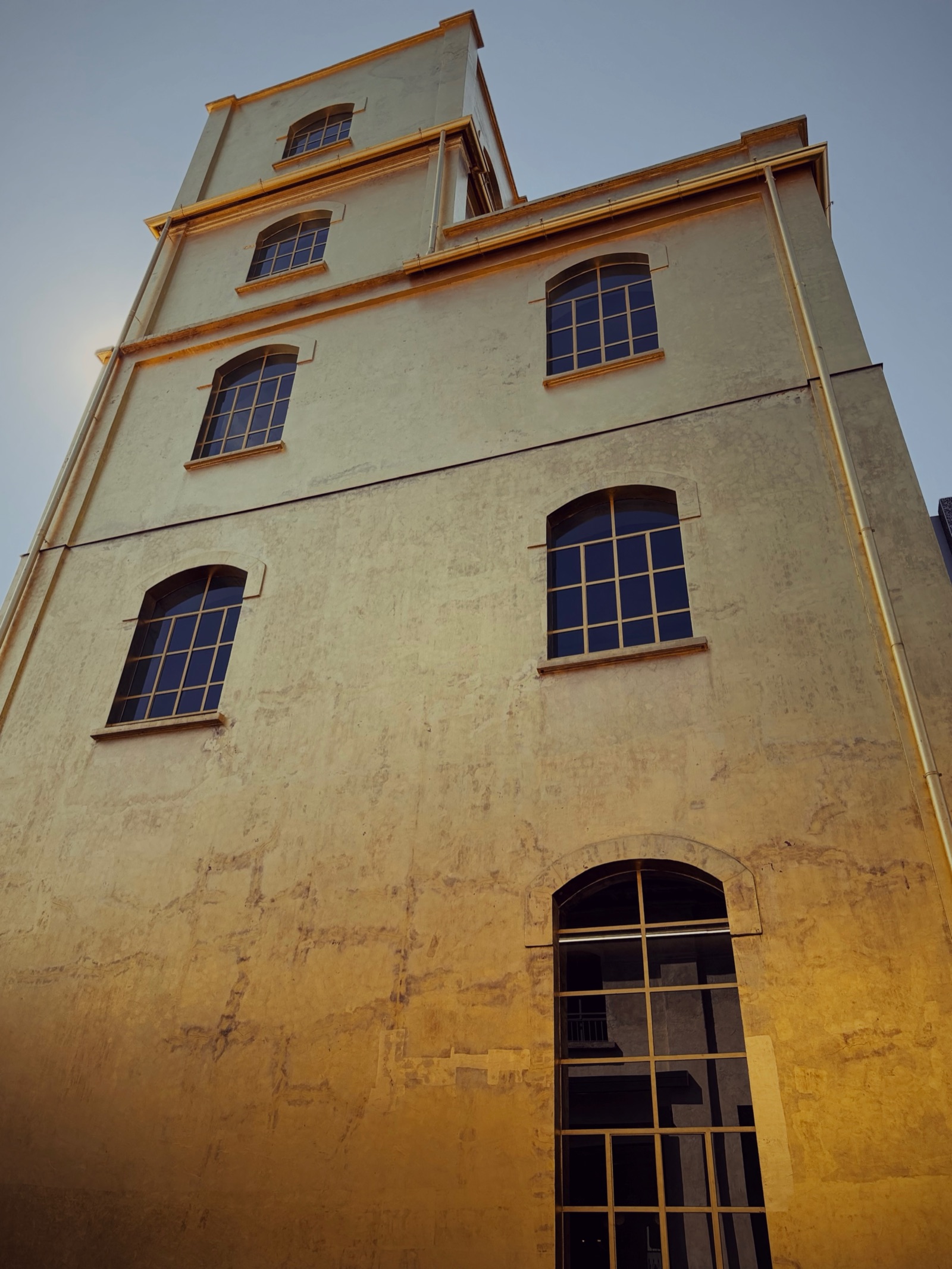 Goldturm — golden schimmernde Fassade der Fondazione Prada im Abendlicht, Mailand