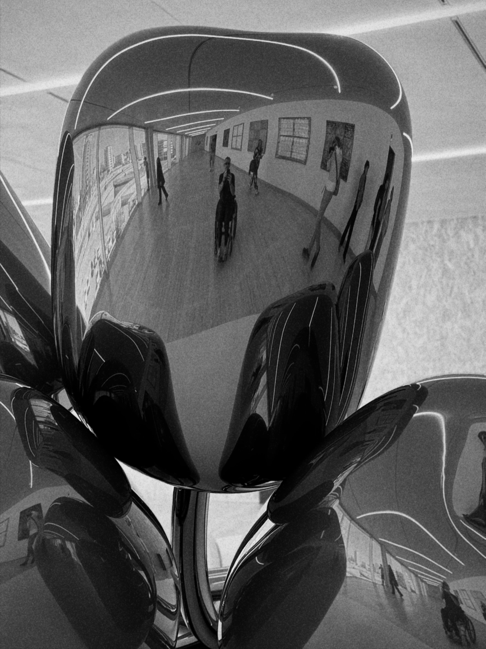 Spiegelung — verspiegelte Skulptur verzerrt Galerie und Besucher, Schwarzweiß, Fondazione Prada Mailand