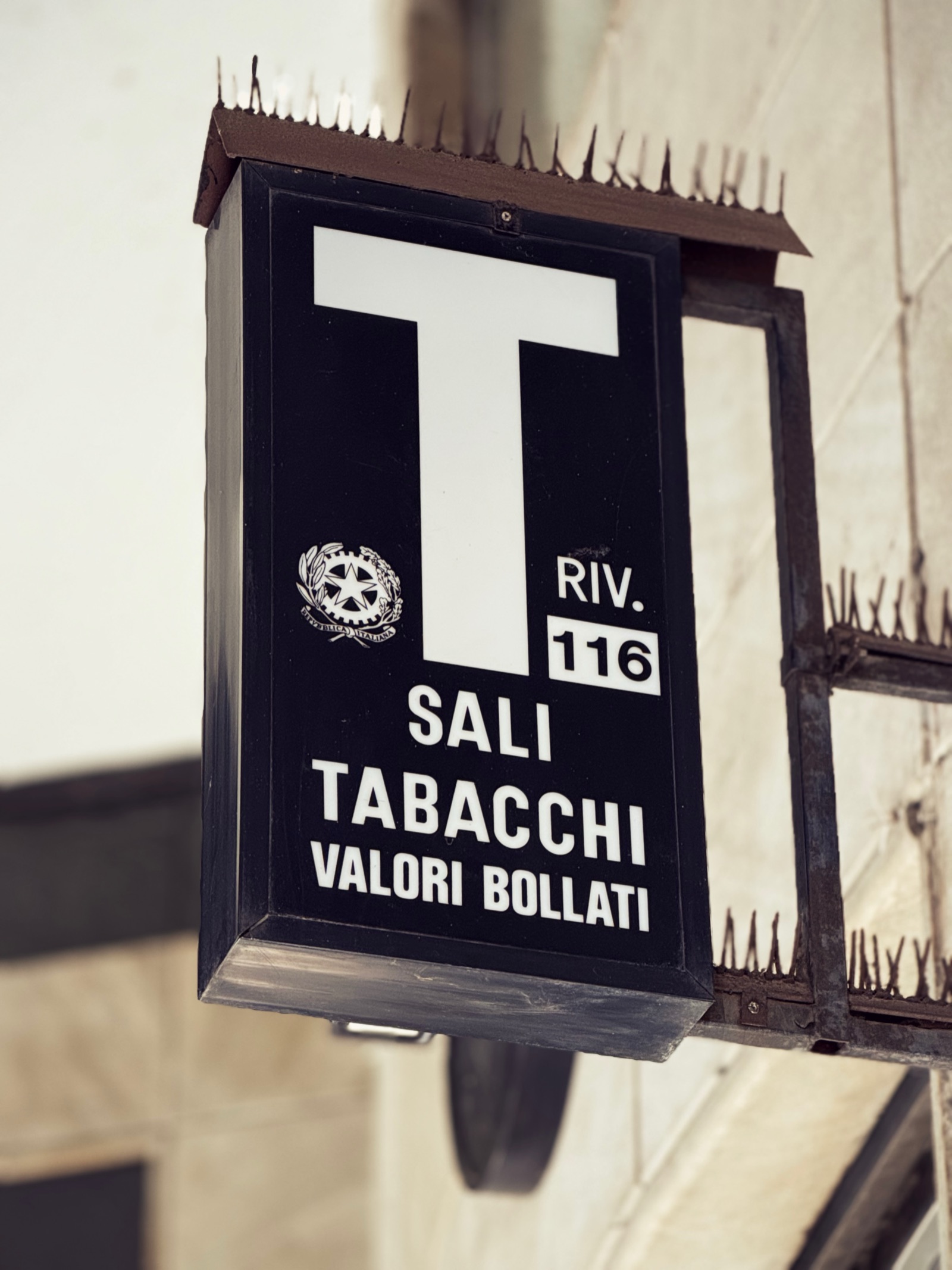 Tabacchi — ikonisches italienisches Tabacchi-Schild in strengem Schwarzweiß, Mailand