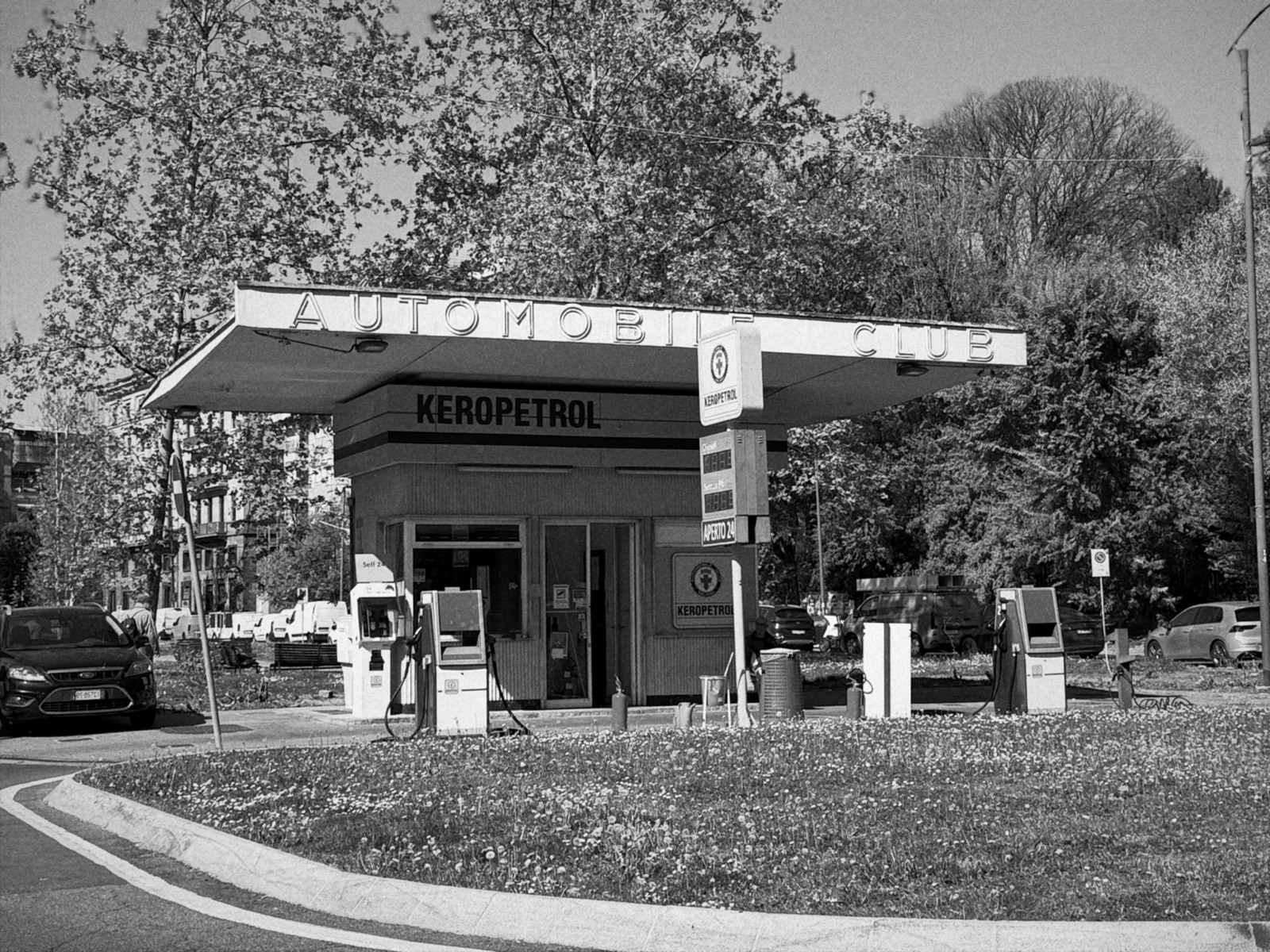 Automobile — historische Tankstelle Automobile Club in Schwarzweiß, Mailand