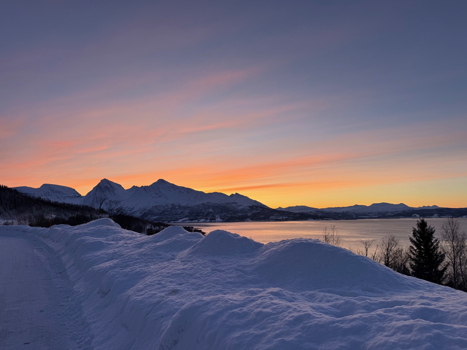 Fjordlicht — verschneite Berge und Fjord im Abendrot, Nord-Norwegen · Randlicht Fotografie