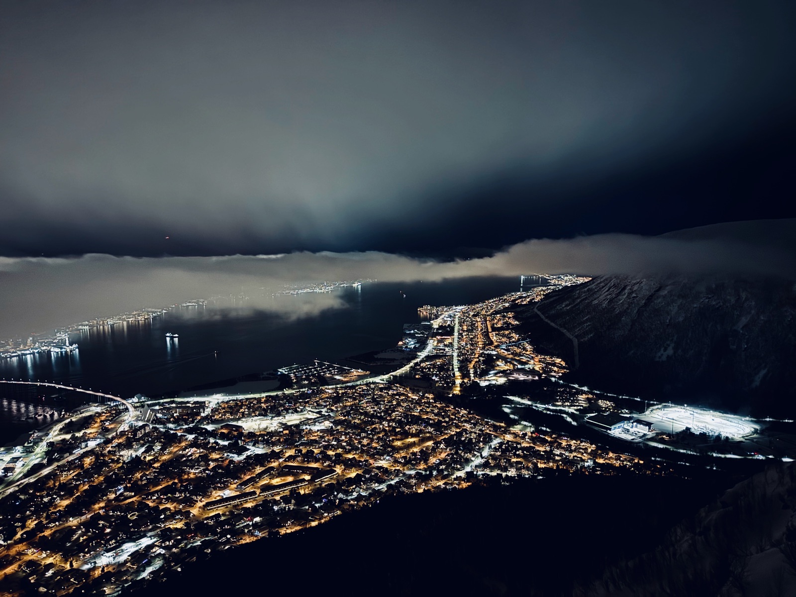 Winternacht — Lichter einer Stadt am Fjord bei Nacht von oben, Nord-Norwegen · Randlicht Fotografie