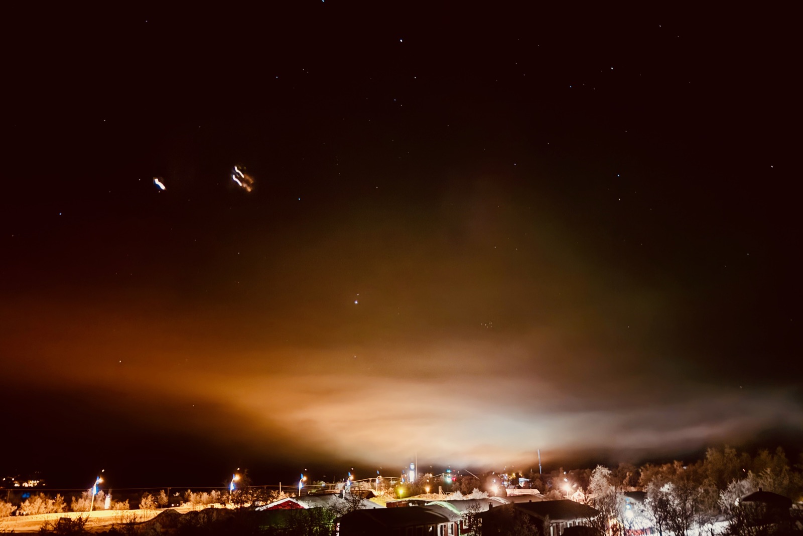 Sternenklar — Sternenhimmel über einem verschneiten Dorf am Polarkreis, Nord-Norwegen · Randlicht Fotografie