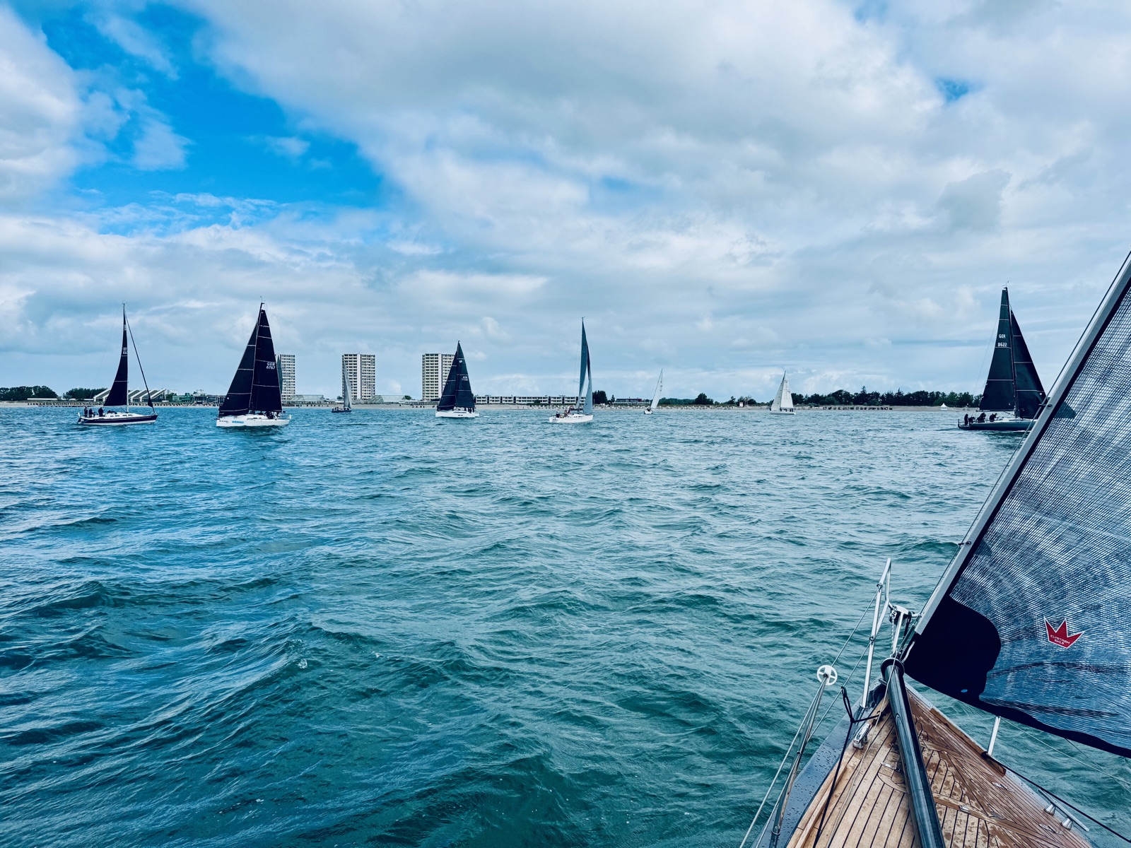 Regattatag — Flotte von Segelyachten vor Fehmarn · Randlicht Fotografie