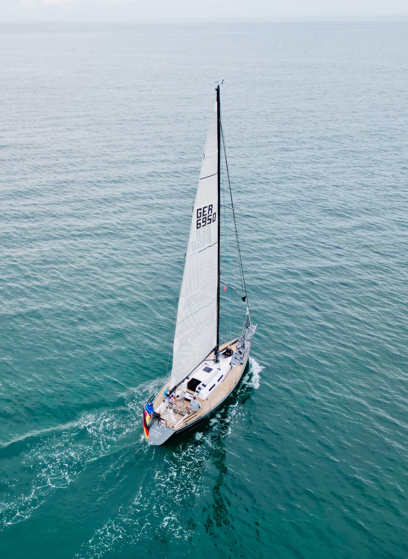 Kurs — Segelyacht von oben im türkisen Wasser der Ostsee · Randlicht Fotografie