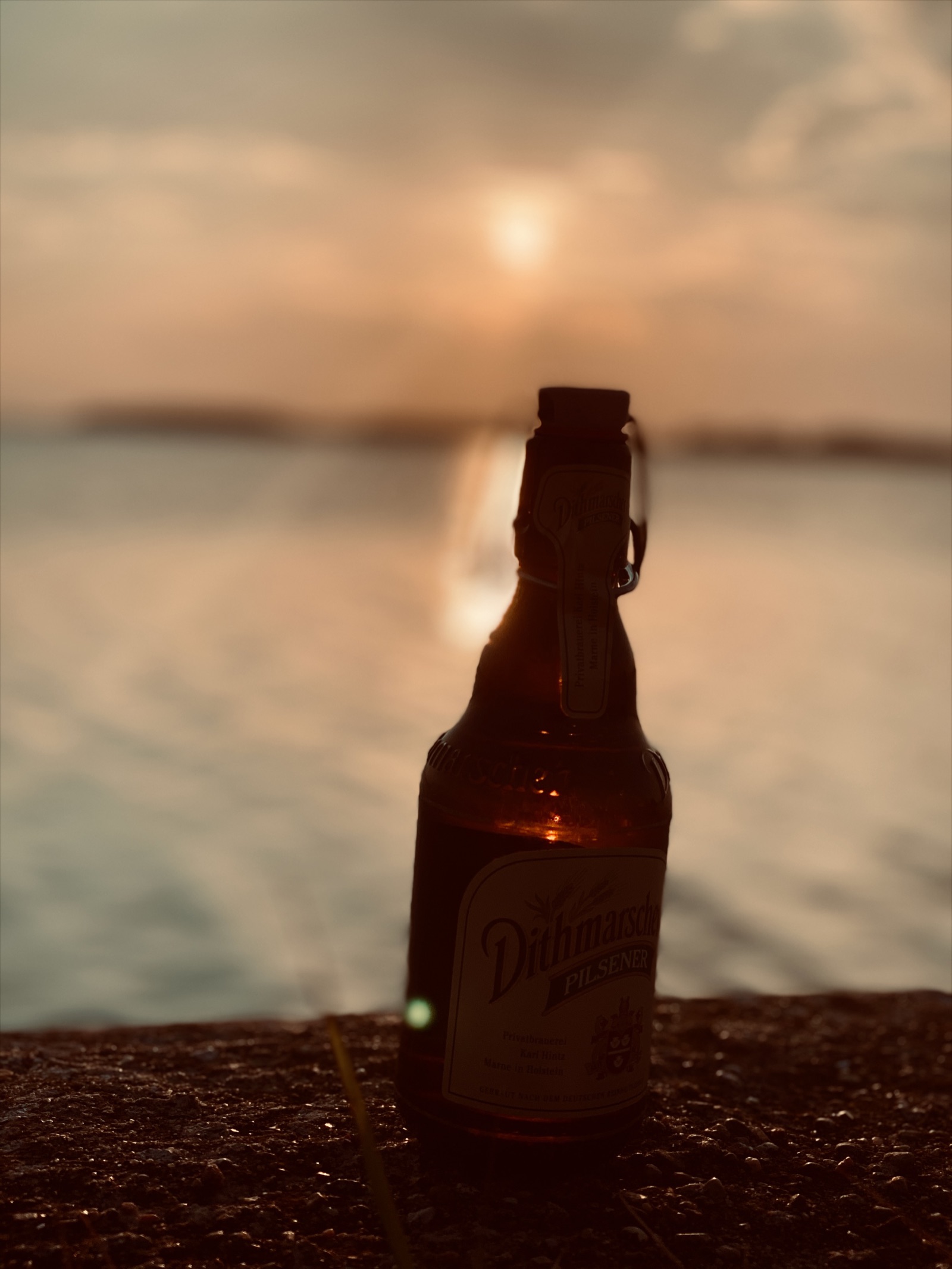 Feierabend — Bierflasche bei Sonnenuntergang an der Ostsee, Heiligenhafen · Randlicht Fotografie