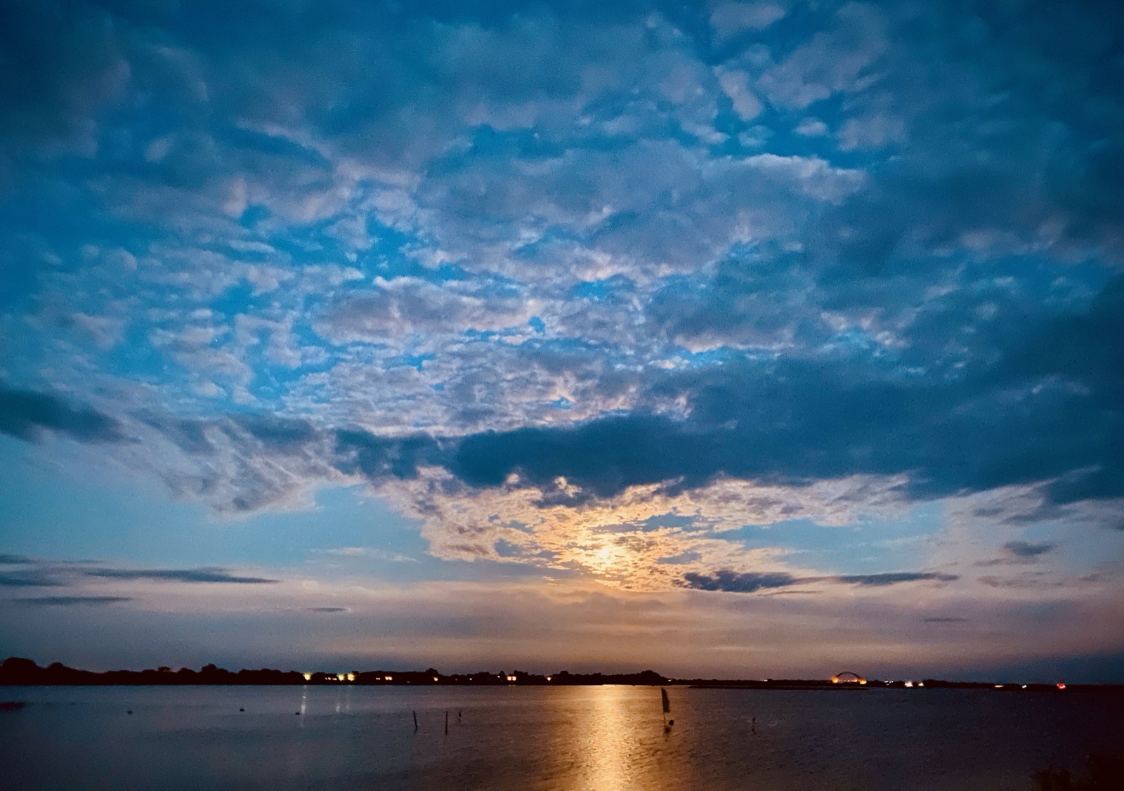 Abendhimmel — weiter Wolkenhimmel über der Ostsee bei Blauer Stunde · Randlicht Fotografie