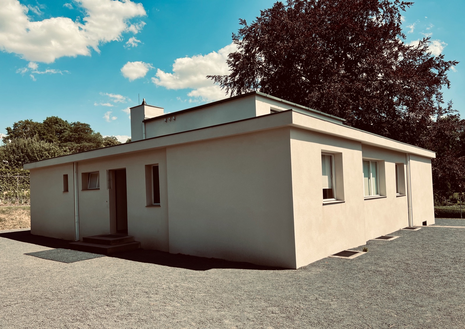 Haus am Horn — kubisches weißes Bauhaus-Musterhaus, Weimar · Randlicht Fotografie