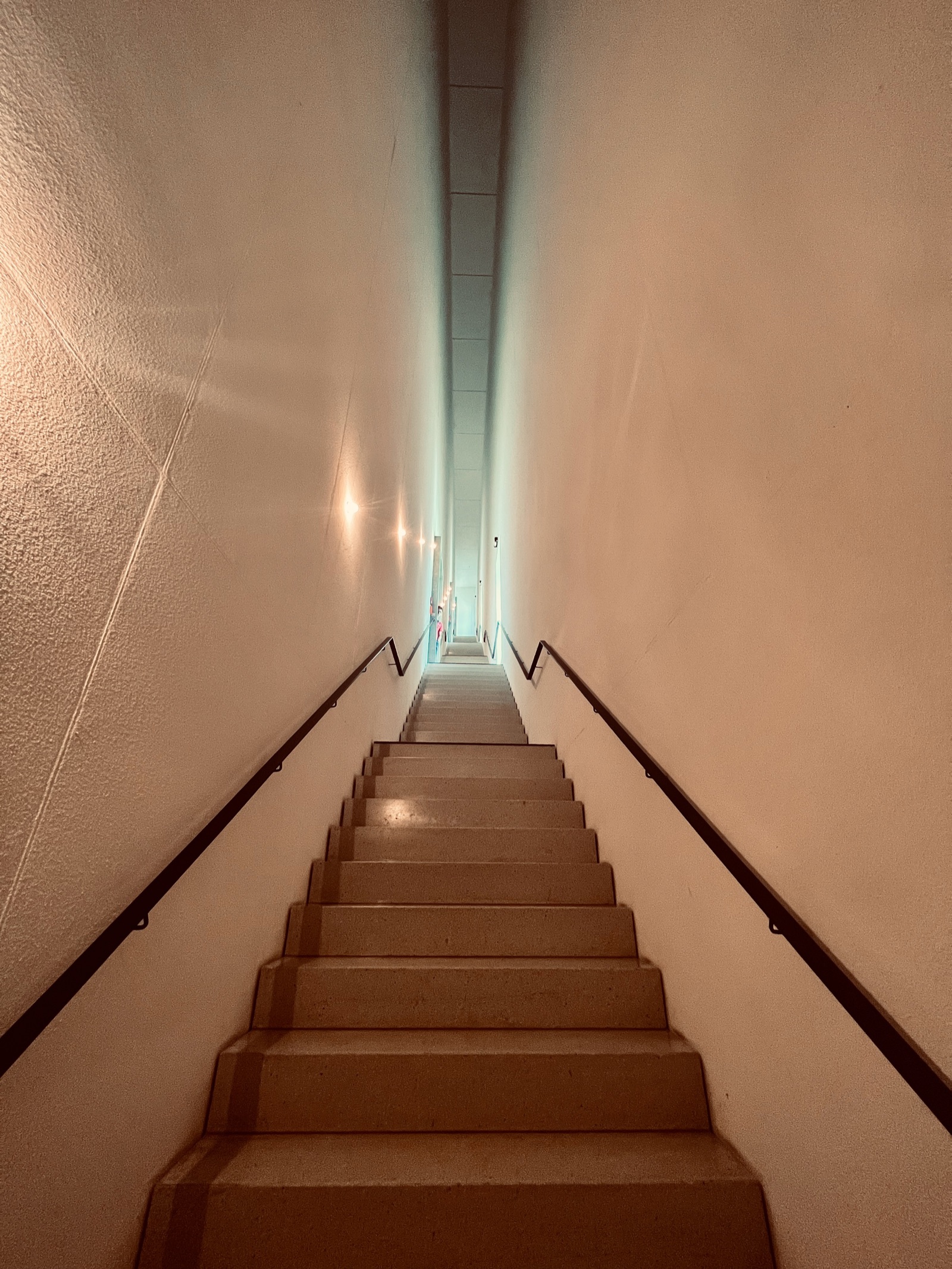 Lichtschacht — minimalistisches Bauhaus-Treppenhaus mit schmalem Lichtspalt, Weimar · Randlicht Fotografie