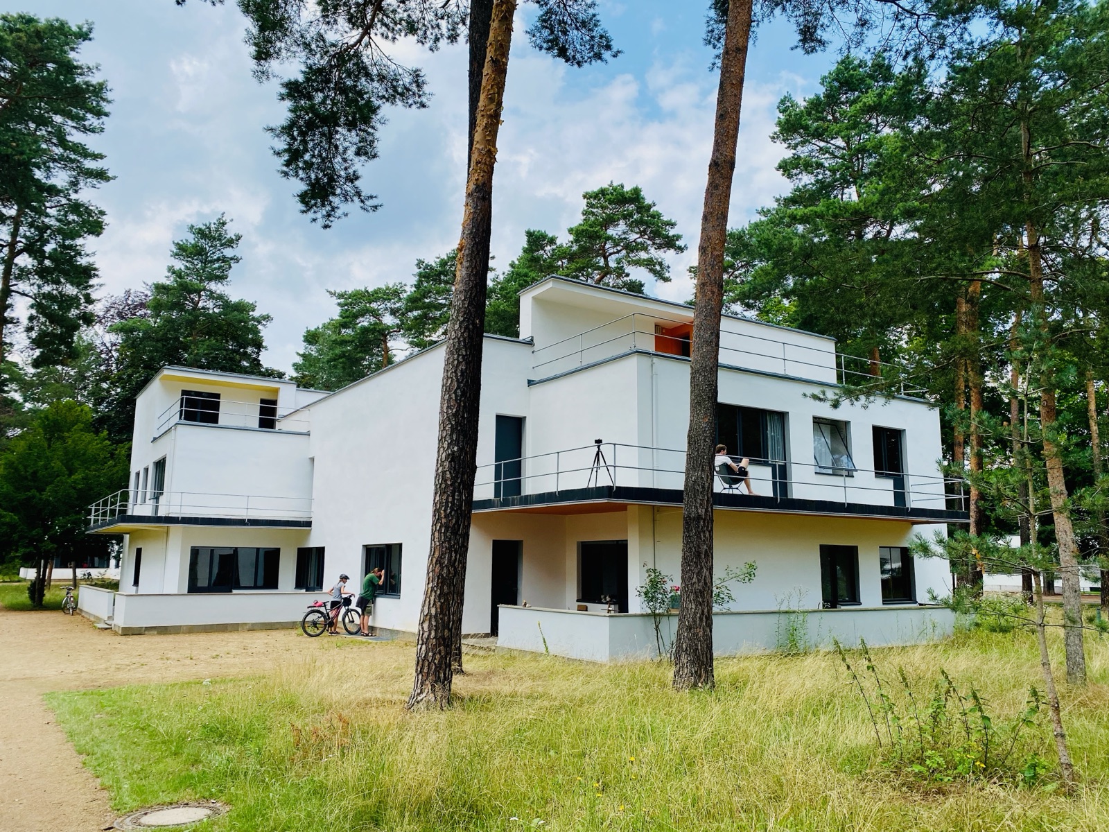 Meisterhäuser — weiße Bauhaus-Kuben zwischen Kiefern, Dessau · Randlicht Fotografie